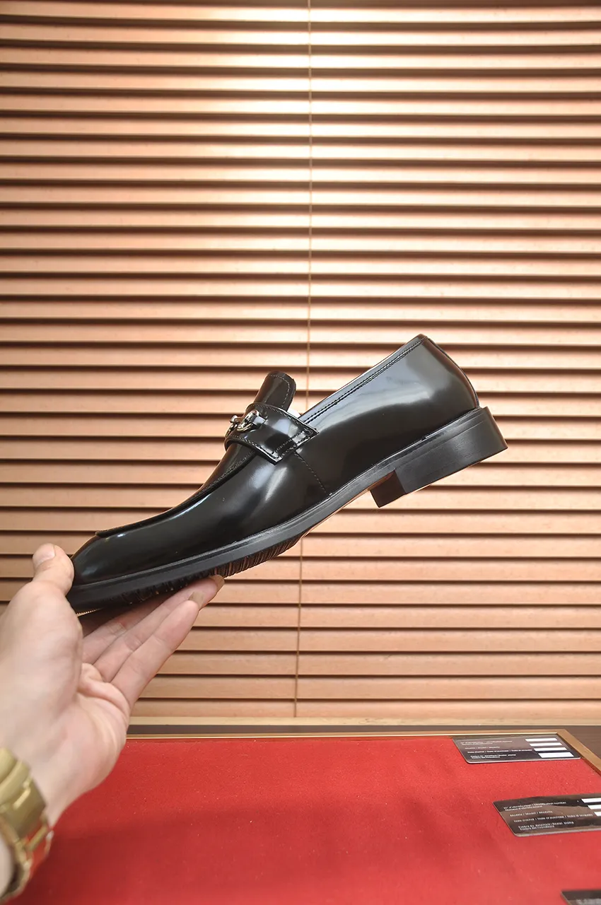 Men's shoes💰460💶Italy's top luxury men's shoes giant [GUCCI Gucci] has a new model 🍃Original European style🔰 Pleasant to the eye😍In order to make the shoes more durable and non-deformable🌀The production continues to follow traditional methods but there is still no lack of innovation💪The original cowhide is chosen for the leather♻️ Smooth, natural and exceptionally bright⭐Made of imported cowhide, the first choice of the rich 38-45 (45 customized)